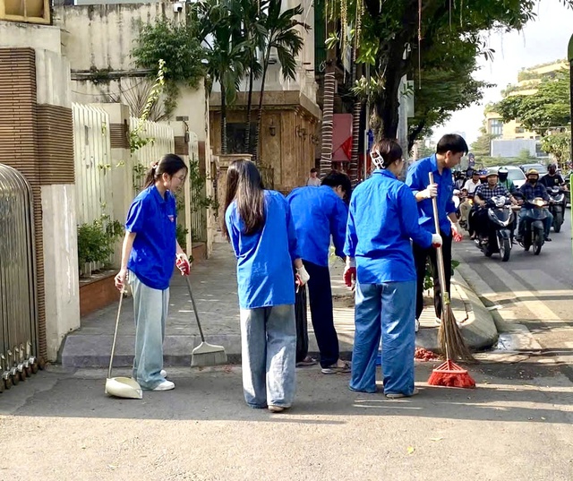 Tuổi trẻ phường Văn Miếu – Quốc Tử Giám ra quân vệ sinh môi trường, bóc xóa quảng cáo, rao vặt trái phép- Ảnh 6.