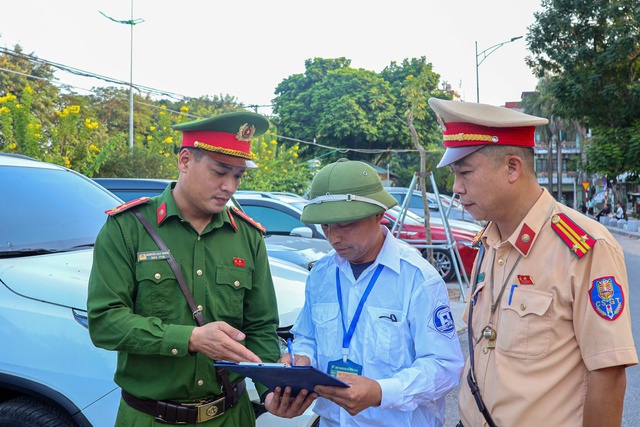 Xử lý điểm trông giữ xe sai quy định tại Hồ Ba Mẫu- Ảnh 1.