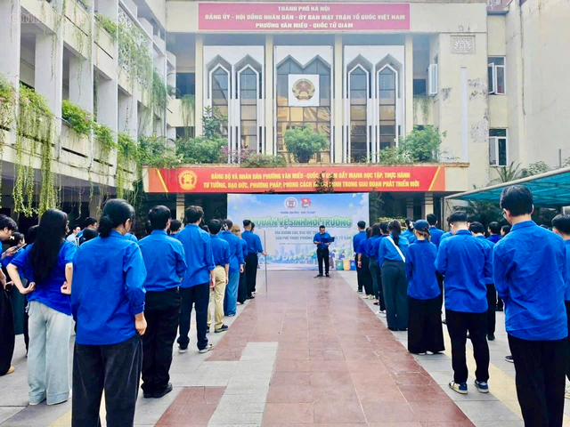 Tuổi trẻ phường Văn Miếu – Quốc Tử Giám ra quân vệ sinh môi trường, bóc xóa quảng cáo, rao vặt trái phép- Ảnh 1.