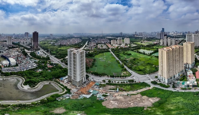 Hà Nội yêu cầu xây dựng 'luồng xanh' giải quyết thủ tục đầu tư nhà ở xã hội - Ảnh 1.