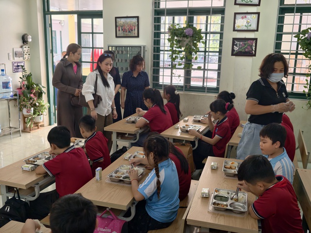 Hà Nội mở thêm kênh giám sát bữa ăn bán trú từ phụ huynh - Ảnh 2.