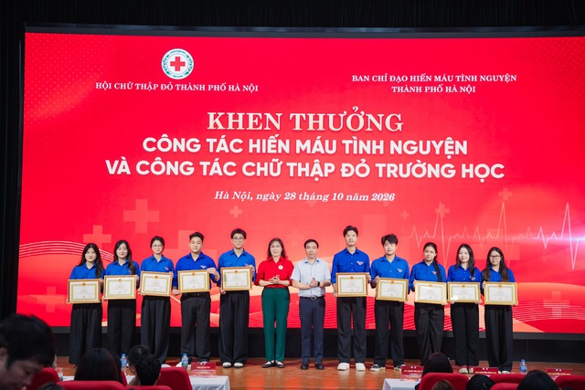 Ra mắt Chi hội Chữ thập đỏ trường học và Khen thưởng công tác hiến máu tình nguyện - Ảnh 1.