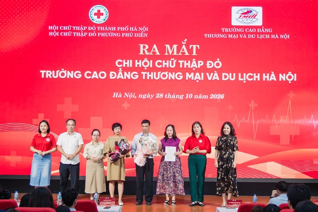 Ra mắt Chi hội Chữ thập đỏ trường học và Khen thưởng công tác hiến máu tình nguyện - Ảnh 2.