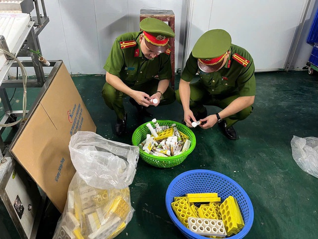 Khởi tố vụ án và bị can trong vụ sản xuất hàng triệu lọ C Sủi giả- Ảnh 2.