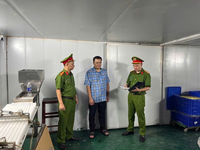 Khởi tố vụ án và bị can trong vụ sản xuất hàng triệu lọ C Sủi giả- Ảnh 1.