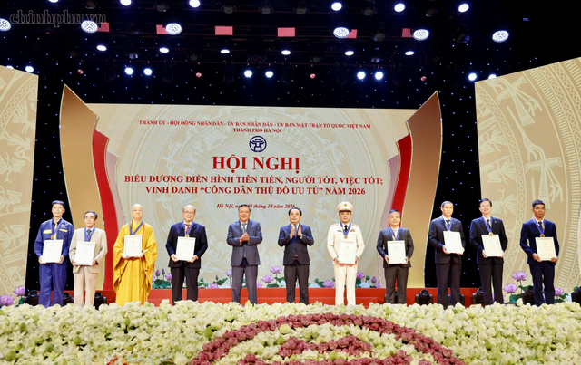 Hà Nội vinh danh 9 ‘Công dân Thủ đô ưu tú’ và biểu dương 15 gương điển hình tiên tiến- Ảnh 7.