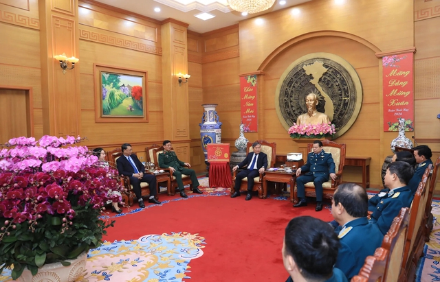 Chủ tịch UBND TP. Hà Nội thăm, động viên các đơn vị làm nhiệm vụ xuyên Tết- Ảnh 1.