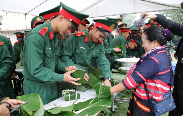Từ những chiếc bánh chưng nghĩa tình, giữ trọn hồn Tết Việt- Ảnh 2.