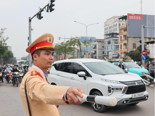 Cảnh sát giao thông Hà Nội bảo đảm giao thông thông suốt ngày đầu nghỉ Tết- Ảnh 1.