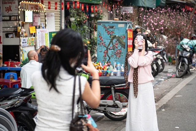 Chợ hoa Xuân Phố cổ 2026: Thu hút hơn 30 nghìn lượt khách tham quan, mua sắm- Ảnh 2.