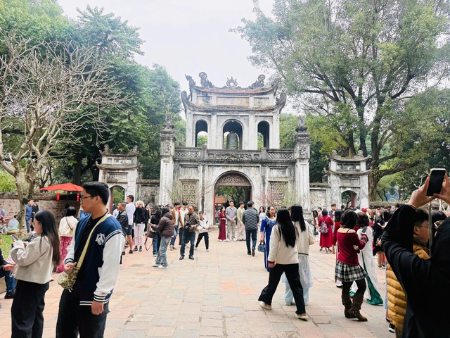 Rộn ràng sắc xuân tại các không gian văn hóa Thủ đô dịp Tết - Ảnh 1.