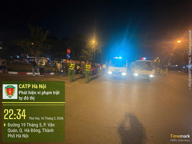 Công an Hà Nội giữ vững an ninh trật tự xuyên Tết - Ảnh 1. Công an Hà Nội giữ vững an ninh trật tự xuyên Tết - Ảnh 1.