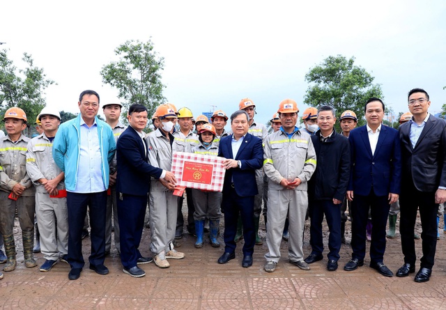 Chủ tịch TP. Hà Nội kiểm tra một số công trường thi công các dự án chống úng ngập- Ảnh 1. Chủ tịch TP. Hà Nội kiểm tra một số công trường thi công các dự án chống úng ngập- Ảnh 1.