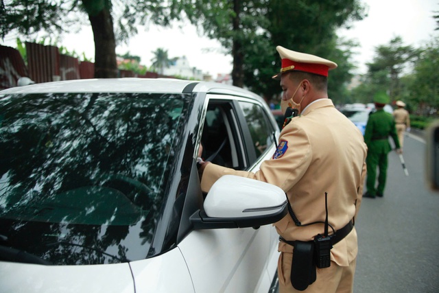 Hà Nội xử phạt nhiều tài xế xe taxi và xe khách vi phạm nồng độ cồn- Ảnh 1.