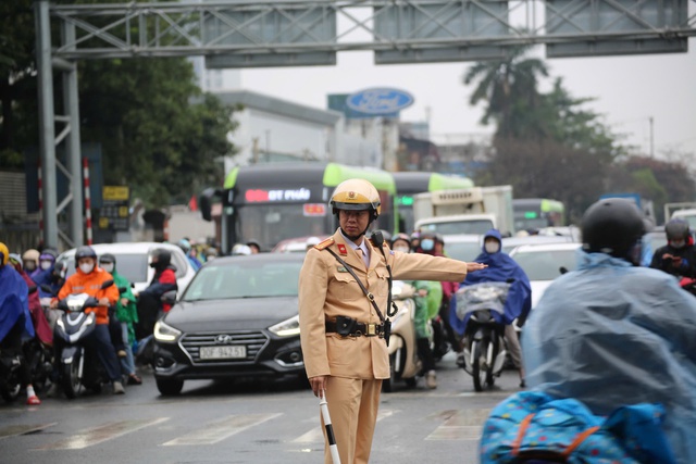 Sau kỳ nghỉ Tết kéo dài, Thủ đô nhộn nhịp đón dòng người quay trở lại- Ảnh 3. Sau kỳ nghỉ Tết kéo dài, Thủ đô nhộn nhịp đón dòng người quay trở lại- Ảnh 3.