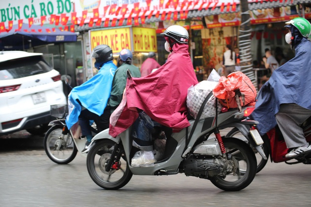Sau kỳ nghỉ Tết kéo dài, Thủ đô nhộn nhịp đón dòng người quay trở lại- Ảnh 2. Sau kỳ nghỉ Tết kéo dài, Thủ đô nhộn nhịp đón dòng người quay trở lại- Ảnh 2.