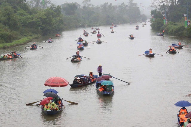 Xử phạt lái đò vòi tiền, chặt chém du khách tại chùa Hương- Ảnh 1. Xử phạt lái đò vòi tiền, chặt chém du khách tại chùa Hương- Ảnh 1.