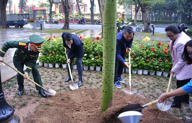 Hà Nội hưởng ứng phong trào ‘Tết trồng cây đời đời nhớ ơn Bác Hồ’, lan tỏa ý thức bảo vệ môi trường- Ảnh 1.