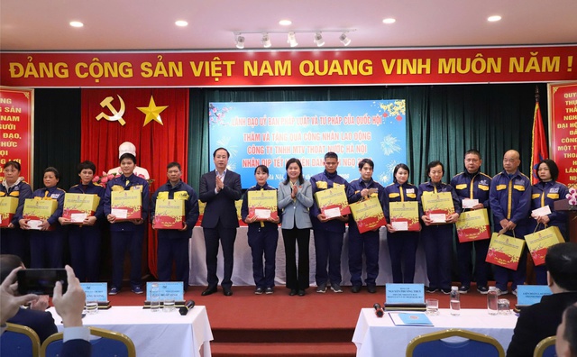 Thăm, tặng quà công nhân Thoát nước Hà Nội: Ấm áp nghĩa tình những ngày giáp Tết- Ảnh 1. Thăm, tặng quà công nhân Thoát nước Hà Nội: Ấm áp nghĩa tình những ngày giáp Tết- Ảnh 1.