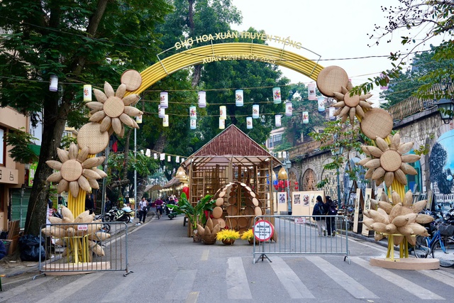 Độc đáo Chợ hoa Xuân Phố cổ Hà Nội đón Tết Bính Ngọ- Ảnh 1.