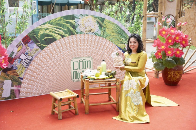 Giữ hồn cốm Hà Nội trên mâm cỗ Tết- Ảnh 1. Giữ hồn cốm Hà Nội trên mâm cỗ Tết- Ảnh 1.