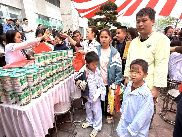 Xuân ấm áp từ những phiên chợ '0 đồng' tại bệnh viện- Ảnh 1.