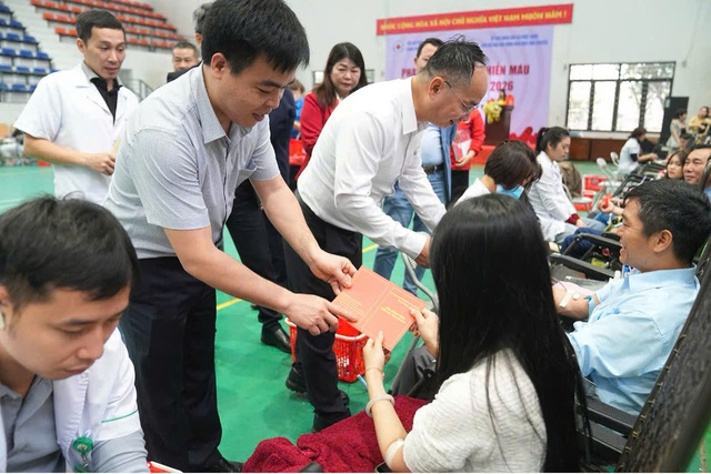 Hàng trăm người hiến máu tình nguyện dịp Tết và Lễ hội xuân hồng 2026- Ảnh 1.