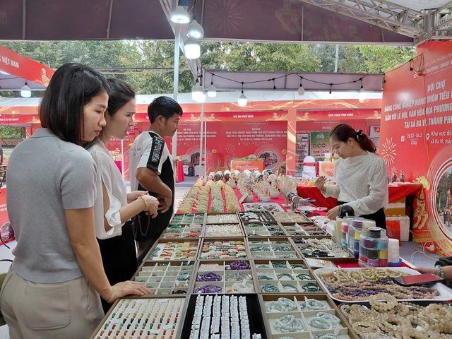 Hà Nội khai mạc Hội chợ hàng công nghiệp nông thôn tiêu biểu Xuân Bính Ngọ 2026- Ảnh 3. Hà Nội khai mạc Hội chợ hàng công nghiệp nông thôn tiêu biểu Xuân Bính Ngọ 2026- Ảnh 3.