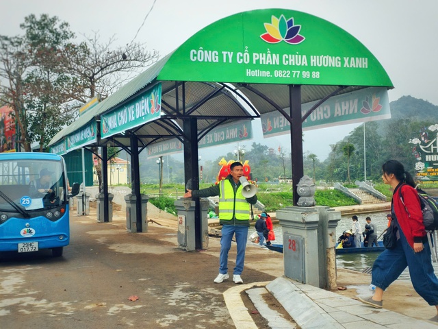 Siết chặt quản lý vận chuyển du khách tại Chùa Hương- Ảnh 1.