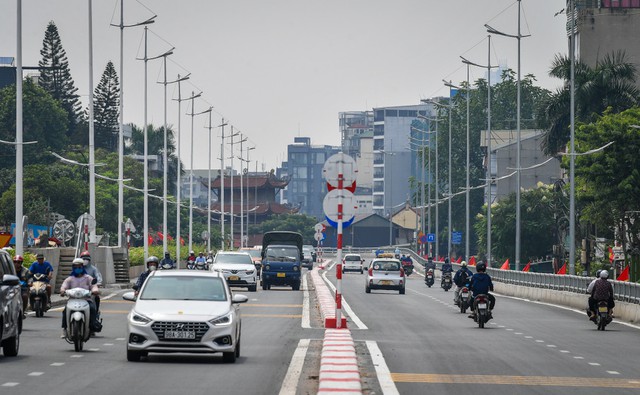 Hà Nội: Rào chắn đường Âu Cơ-Nghi Tàm để thi công cầu Tứ Liên- Ảnh 1.