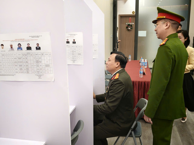 Công an thành phố Hà Nội bảo đảm an ninh, trật tự phục vụ bầu cử - Ảnh 1.