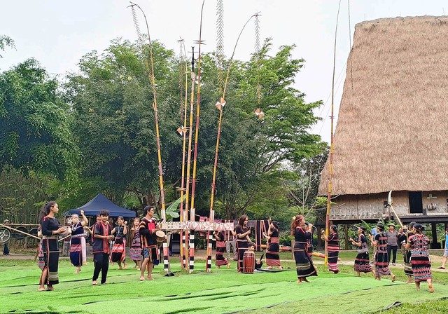 Rực rỡ sắc màu ‘Tháng ba Tây nguyên’ tại Thủ đô- Ảnh 1.