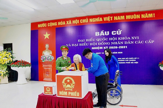 Cử tri Thủ đô phấn khởi tham gia ngày hội bầu cử của toàn dân- Ảnh 8.