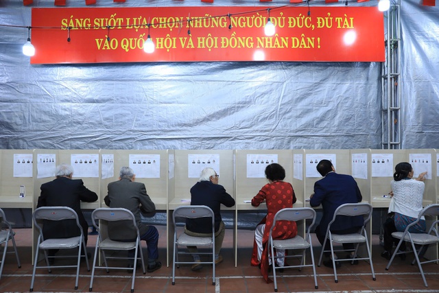Cử tri Thủ đô phấn khởi tham gia ngày hội bầu cử của toàn dân- Ảnh 12.