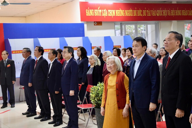 Cử tri Thủ đô phấn khởi tham gia ngày hội bầu cử của toàn dân- Ảnh 6.