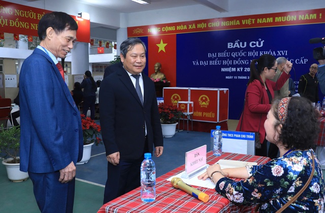 Cử tri Thủ đô phấn khởi tham gia ngày hội bầu cử của toàn dân- Ảnh 9.