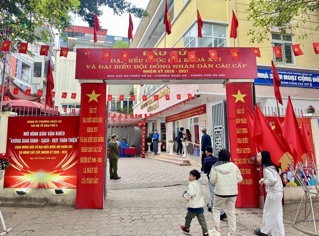 Cử tri Thủ đô phấn khởi tham gia ngày hội bầu cử của toàn dân- Ảnh 14.