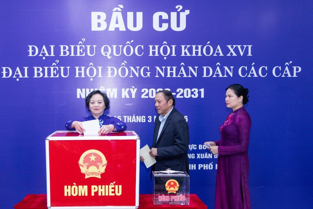 Cử tri Thủ đô phấn khởi tham gia ngày hội bầu cử của toàn dân- Ảnh 2.
