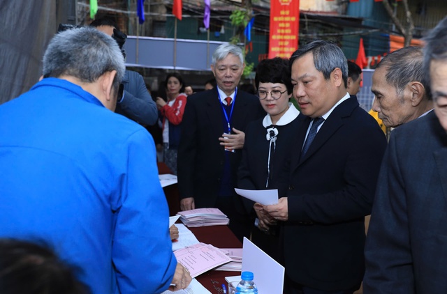 Chủ tịch UBND TP. Hà Nội bỏ phiếu bầu cử tại phường Giảng Võ- Ảnh 2.