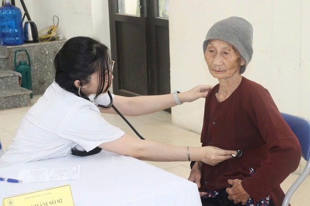 Tuổi trẻ ngành Y tế Thủ đô khám sức khỏe miễn phí cho người cao tuổi- Ảnh 1.