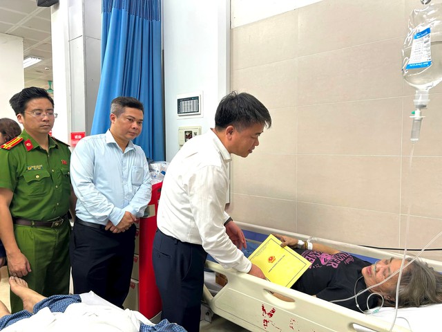 Lãnh đạo phường Hoàng Mai thăm hỏi, động viên các nạn nhân vụ cháy ở phố Lĩnh Nam- Ảnh 1.