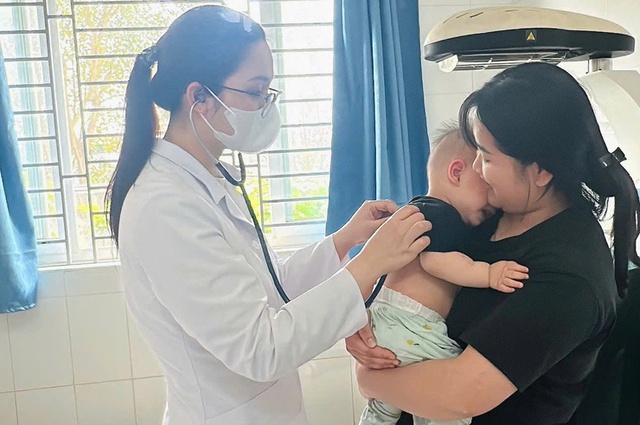 Dịch bệnh tay chân miệng vào mùa: Chuyên gia cảnh báo nguy cơ biến chứng nặng ở trẻ- Ảnh 1.