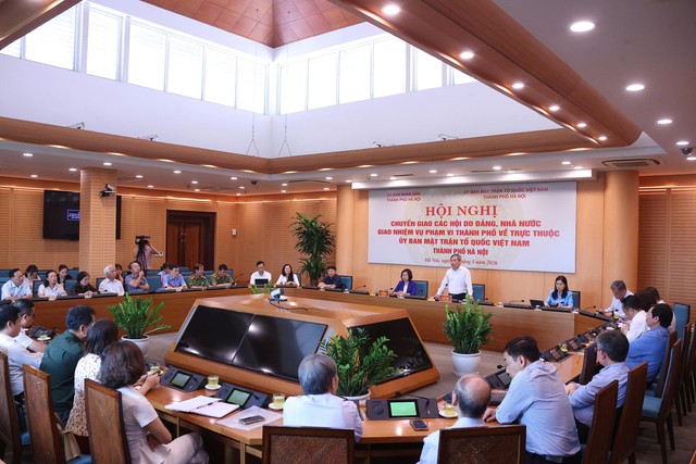 Chuyển giao 18 hội về Ủy ban MTTQ Việt Nam TP. Hà Nội- Ảnh 1.