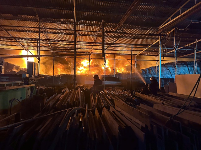 Cháy lớn cụm kho, xưởng trên đường Phạm Tu, một người tử vong- Ảnh 1.