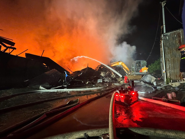 Cháy lớn cụm kho, xưởng trên đường Phạm Tu, một người tử vong- Ảnh 2.