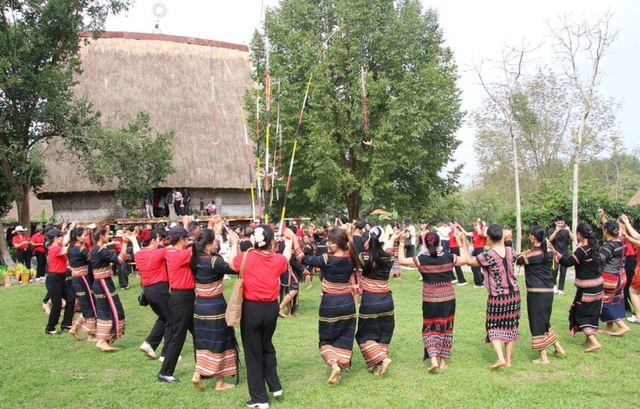 'Sắc màu văn hoá các dân tộc Việt Nam' giữa Thủ đô - Ảnh 1.