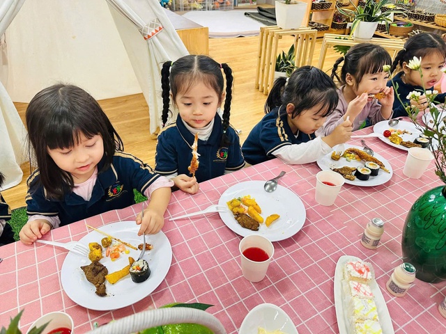 Hà Nội rà soát toàn bộ quy trình tổ chức bữa ăn bán trú trong trường học- Ảnh 1. Hà Nội rà soát toàn bộ quy trình tổ chức bữa ăn bán trú trong trường học- Ảnh 1.