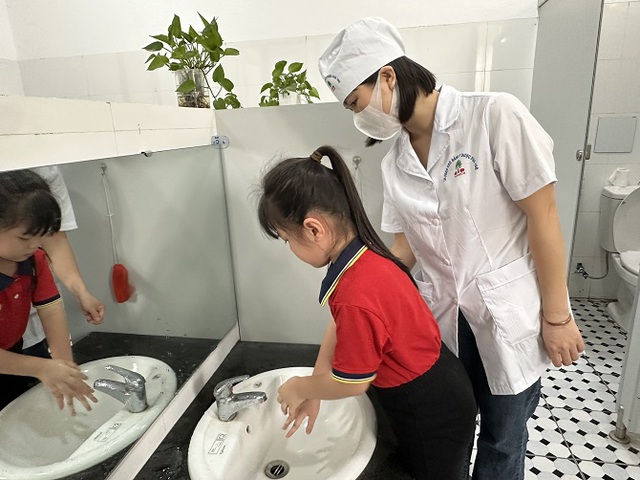 Siết chặt giám sát, nâng cao hiệu quả phòng chống bệnh tay chân miệng tại trường học- Ảnh 2.
