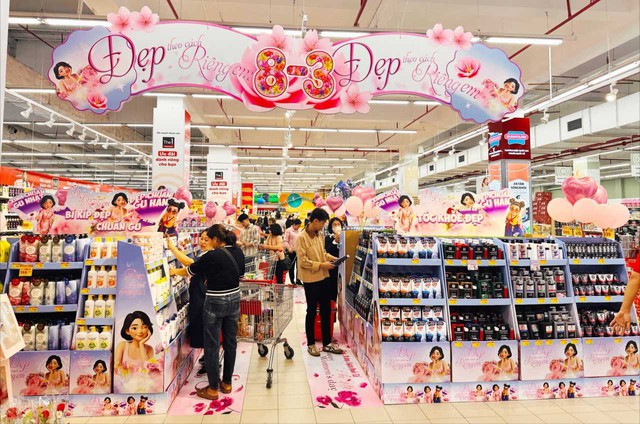 Thị trường hoa, quà tặng dịp 8/3: Mẫu mã đa dạng, mới lạ- Ảnh 2.