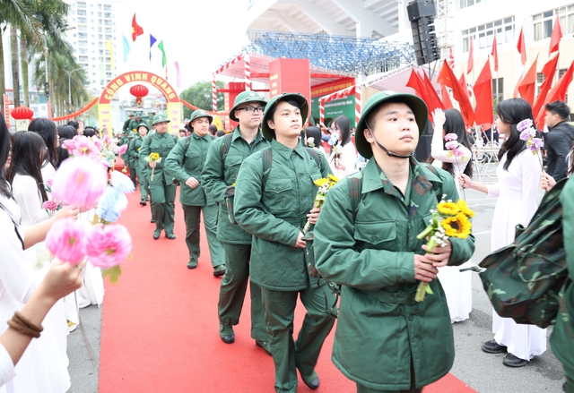 Tiếp bước truyền thống, thanh niên Thủ đô vững bước lên đường nhập ngũ- Ảnh 5. Tiếp bước truyền thống, thanh niên Thủ đô vững bước lên đường nhập ngũ- Ảnh 5.
